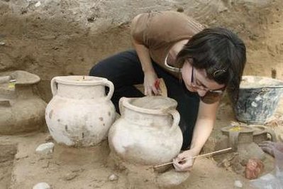 3,000 Year Old Phoenician Burial Jars Unearthed