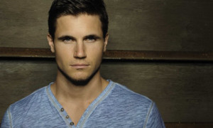 Robbie Amell